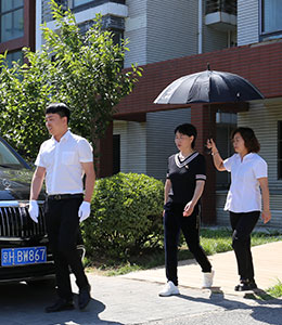 小区单元门口接送