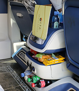 随车有陵园资料及零食和饮用水