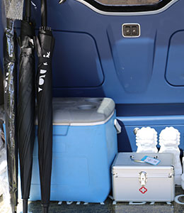 备有晕车药、雨伞